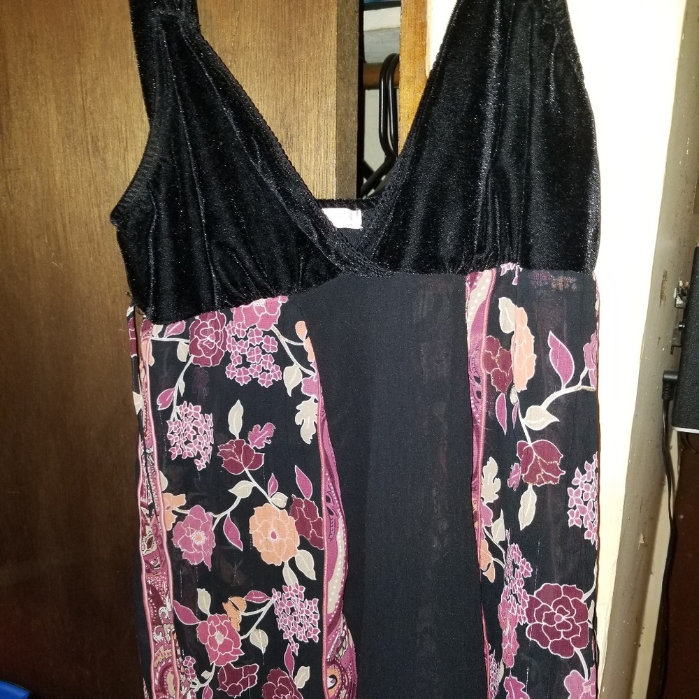Size M Halo Top Half Tank Top with Ties